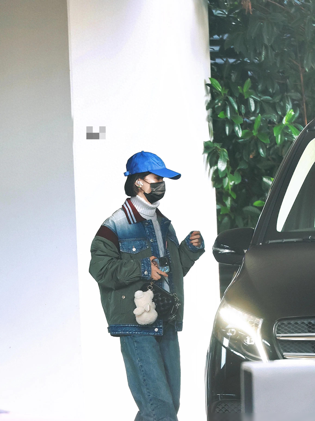 赵丽颖抵达上海，身穿灰色毛衣外搭拼接牛仔外套，主打舒适又保暖