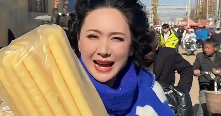 郭晓冬老婆赶山东大集，买3元焦米棍当零食，47岁第一次吃烤鸡腿