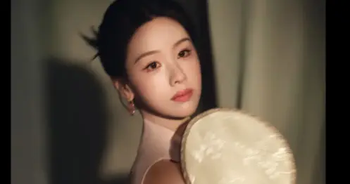 陈都灵粉色刺绣旗袍，颜值和身材在线，变身古典美人！