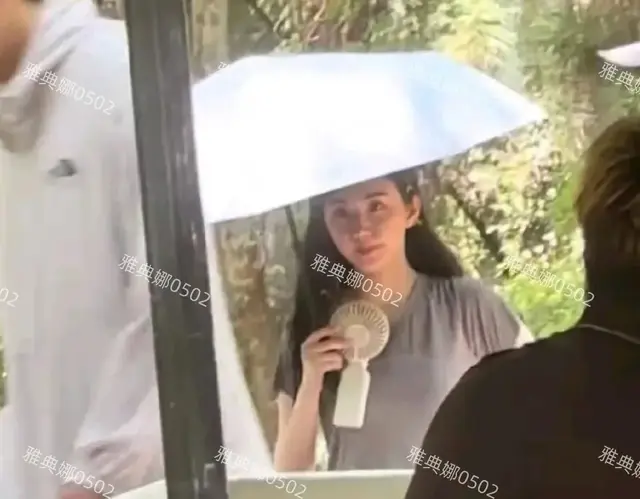 37岁的景甜本人一点儿也不年轻，脸好圆年龄感好重，素颜超显年纪