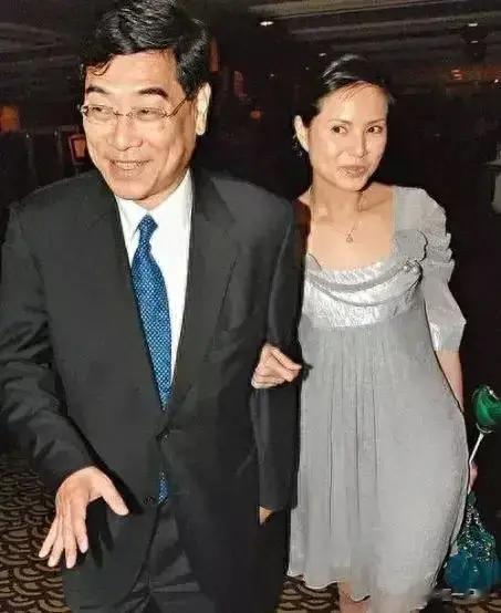 2013年，李若彤在飞机上偶遇了周润发，连忙过去打...