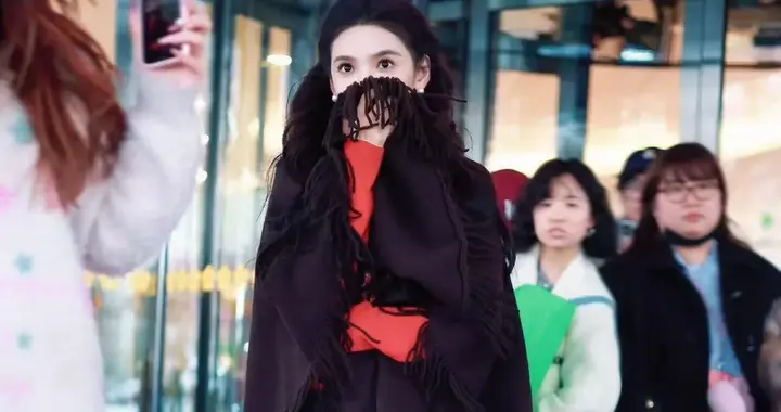 章若楠私服穿搭真时髦！披肩+红色针织衫+阔腿牛仔裤，高级又洋气