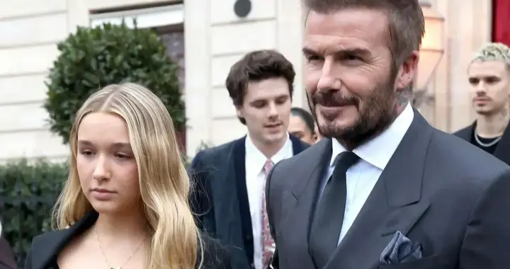 贝克汉姆拿14万爱马仕包，小七穿黑裙漂亮，维多利亚授勋很荣耀