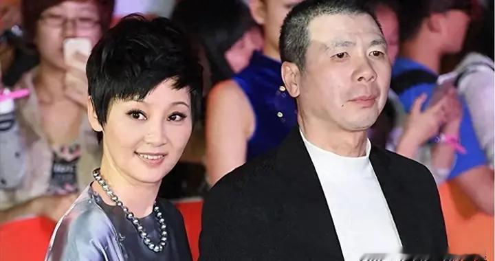 徐帆回应离婚5个月,冯小刚近况曝光,他的\小心思\再藏不住了