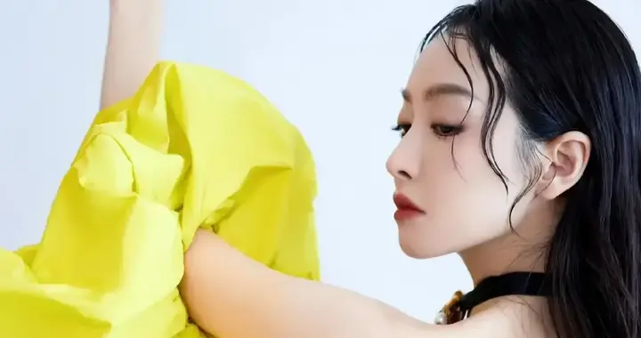 宋茜 W 光影盛典造型，白裙配明黄披肩，美出新高度