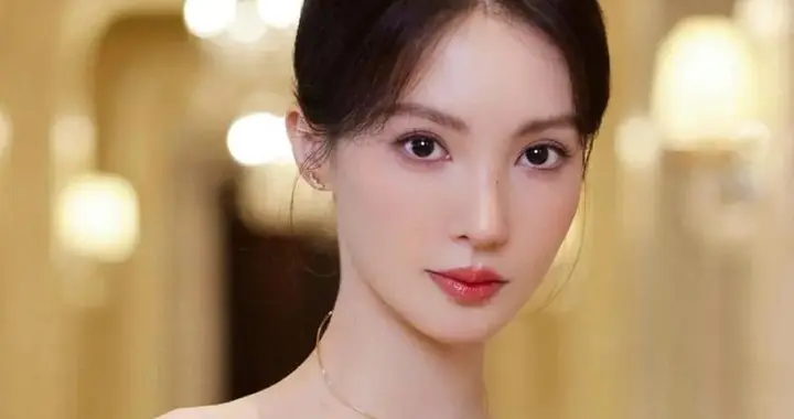 金晨，曲线曼妙温柔动人