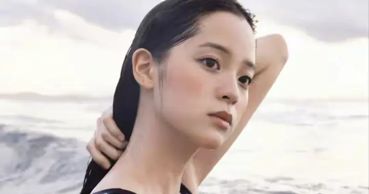 欧阳娜娜 海边泳衣写真，白嫩温润好身材