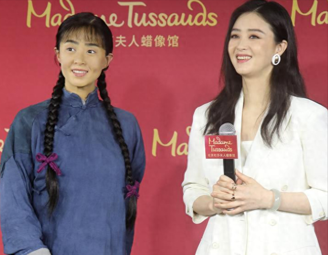 蒋欣出席蜡像揭幕仪式，被丑到无语尬笑，却强调和她“一模一样”