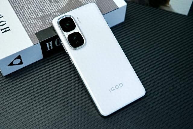 iQOO“用力過猛”，2K直屏+6800mAh，驍龍8至尊版旗艦價格創新低