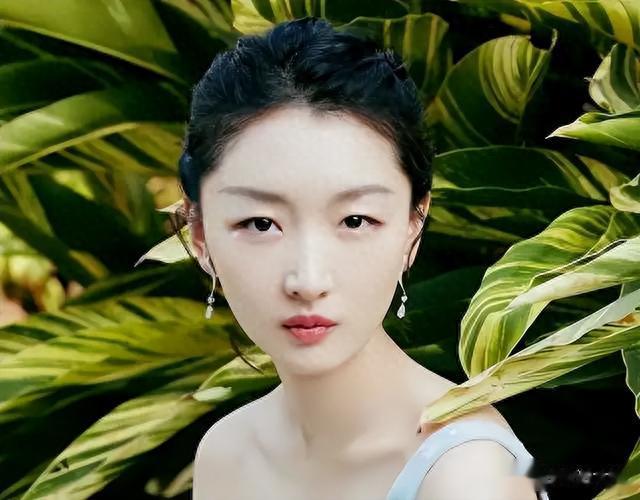 周冬雨被曝出整容！眼角拉开脸上饱满，网友：她还不知道关键所在