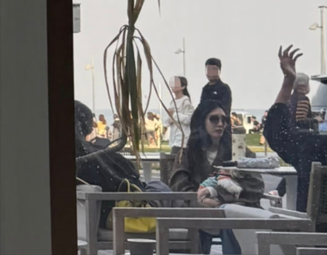 38岁江疏影阿那亚被偶遇，状态很好，不受与富商海外产子风波影响