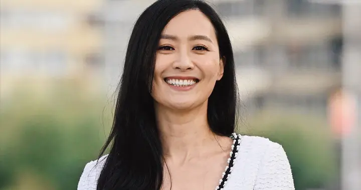 陈法拉西班牙惊艳亮相，颜值在线衣品却掉线？网友：白瞎了这张脸