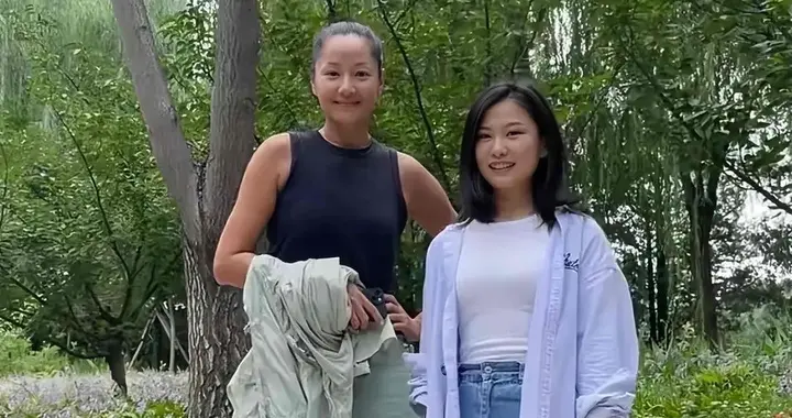 54岁瞿颖公园偶遇，皮肤黝黑身材爆好，看着好美好健康