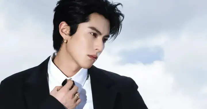 王鹤棣10年女友曝光录音，经纪人早就看透，开炸鸡店来弥补亏空