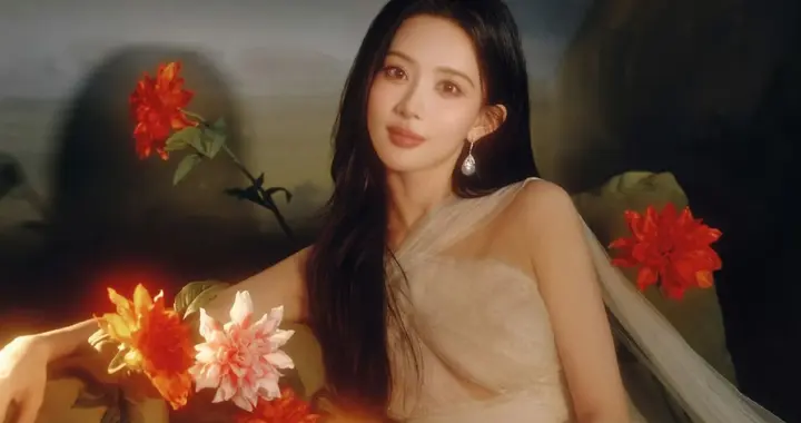 孟子义生日解锁双造型，暖光缪斯气质清冷，歌呗cos还原度惊艳！