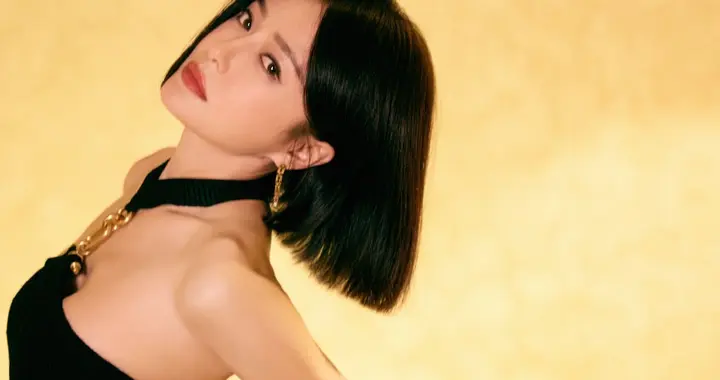 秦岚阿姨今日黑色露背装写真，成熟韵味让人着迷