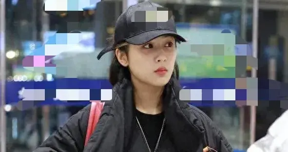 杨紫越来越会穿！长款羽绒服+黑色打底衫+红色运动裤，时髦又高级