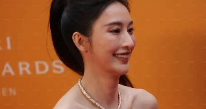 张俪｜黑色抹胸裙凉高跟