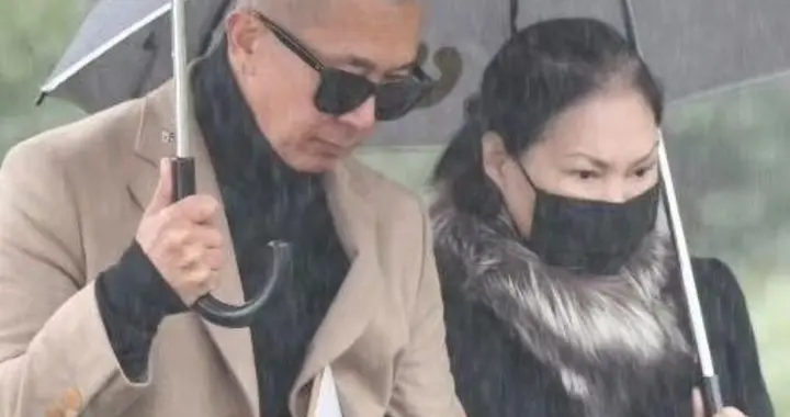 大S祭日又是大雨天！具俊晔挽着S妈满脸悲痛，周渝民言承旭都来了