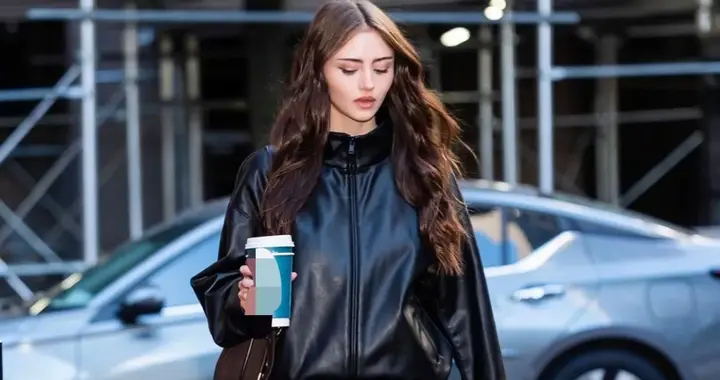 星二代莱妮·克鲁姆穿黑色好酷！用极简单品穿出校园街头感