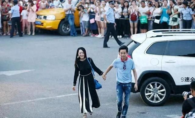 官宣？何炅与杨钰莹牵手现身街头，画面温馨又动人