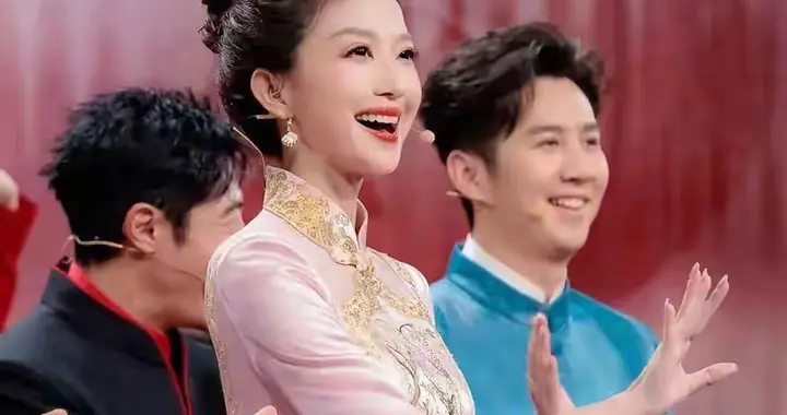 主持人刘心悦在元宵晚会上太美了，粉色旗袍惊艳全场引人注目！