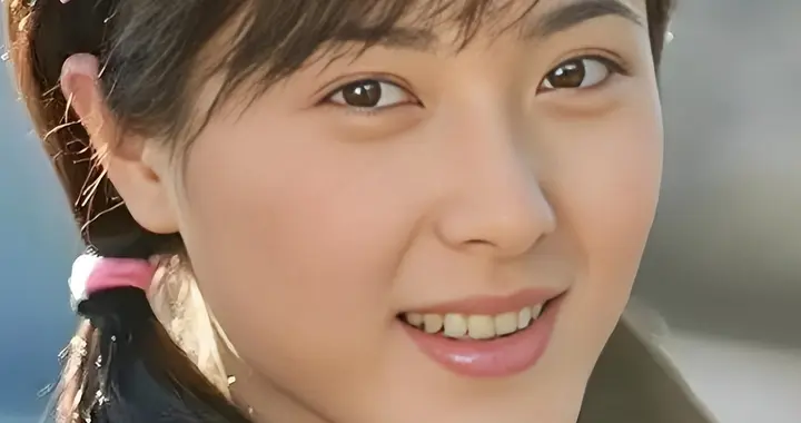 她是中戏校花，多次分手后孑然一身，49岁靠《沉默的荣耀》翻红