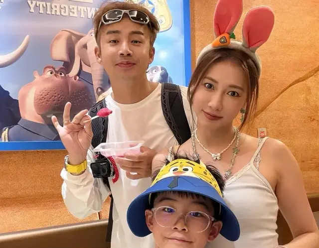 李茂弦子带娃游迪士尼，39岁弦子打扮甜酷像20，和李茂秀恩爱好甜