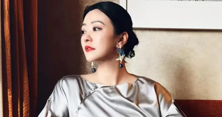 郝蕾穿缎面上衣+蕾丝半身裙，优雅又贵气！