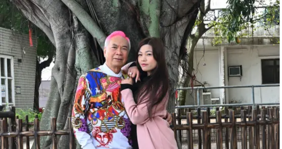 TVB老戏骨一脸憔悴，小36岁未婚妻人间蒸发，解释因接手家族产业
