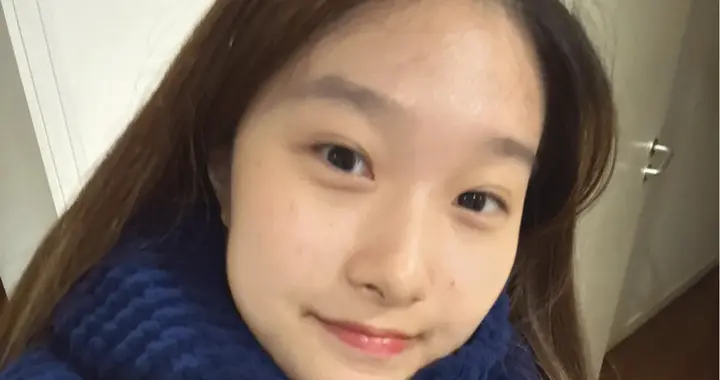 马伊琍大女儿晒外婆牌围巾，戴着素颜自拍很漂亮，模样清秀像文章