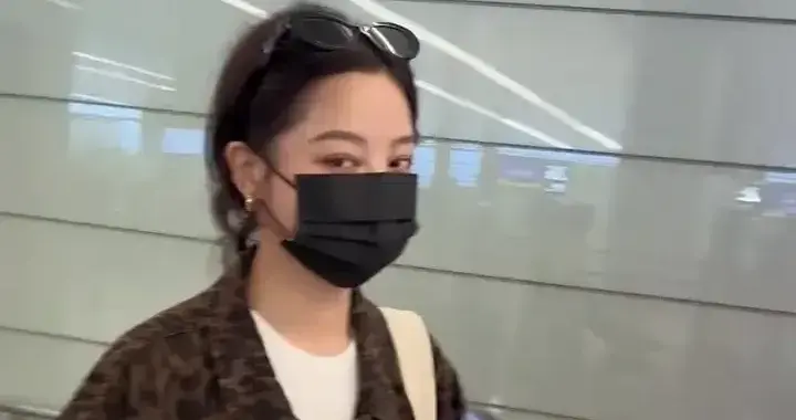 辛芷蕾机场秀，豹纹外套搭短裤，又美又飒