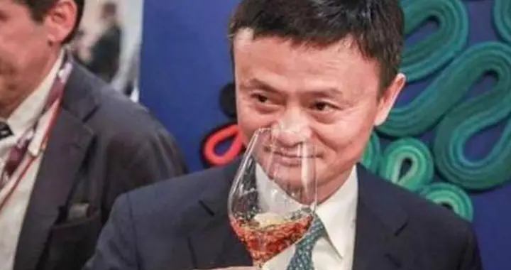马云现身酒吧，阿里高管陪同，桌上全是酒水，被认出后连忙戴口罩