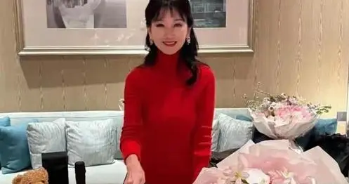 赵雅芝孙女现身生日会，五官神似奶奶童年照，大方漂亮超可爱