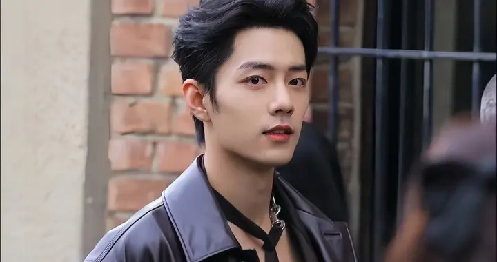 肖战这超长版羽绒服，178cm的人穿都拖地了