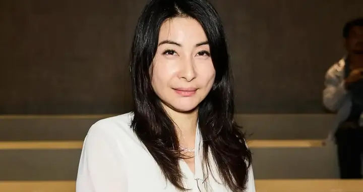 郭晶晶现身爱马仕大秀，一身简约打扮知性优雅，看秀时略显不自在