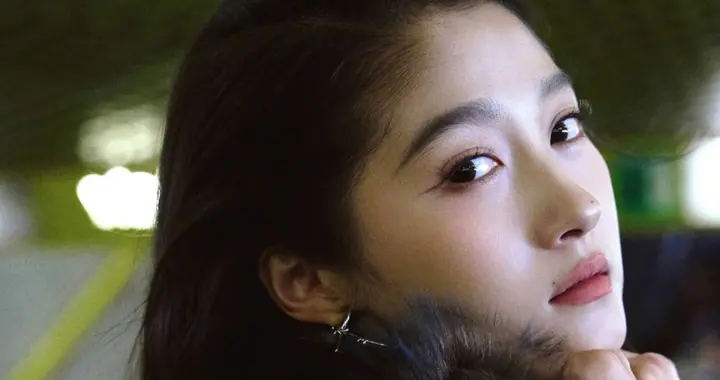 关晓彤米兰时装周看秀造型，酒红卫衣混搭牛仔裙，复古又时尚