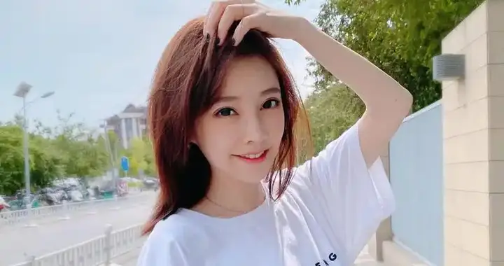 冯提莫瘦了50斤！直播展示松弛肚皮，网友直呼心疼