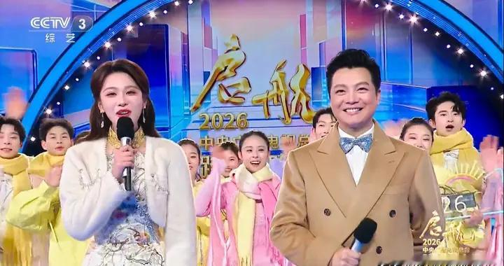 央视跨年晚会主持人“保暖出圈”，新生代龚韵熹的势头已赶超朱迅