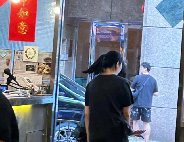 蒙嘉慧跟老公从日本返港，虎背熊腰、有双下巴，被网友吐槽像大妈