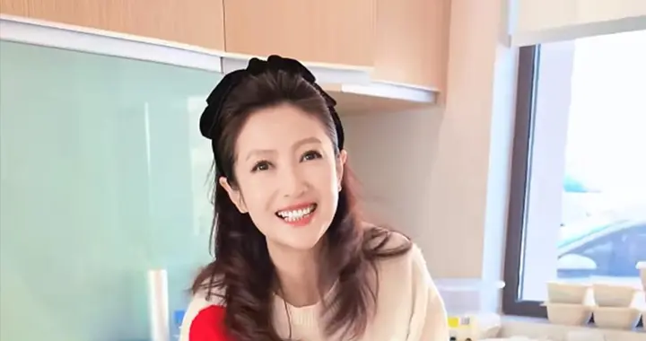 主持人春妮小年扫房子，与刚强北京住大别墅，房子装修豪华有格调