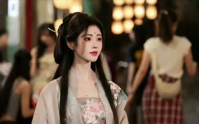 都是扮演嫦娥，鞠婧祎和赵丽颖、迪丽热巴对比，差距不是一点半点