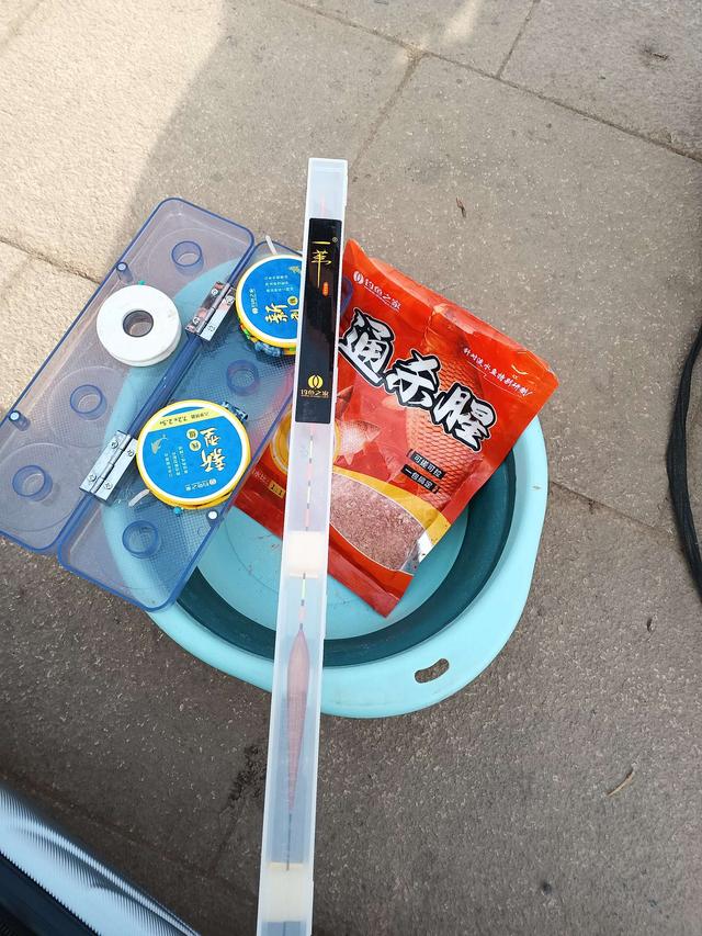 |迎面寒风鱼无口，风停浪消连杆上