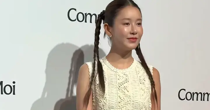 张子萱久违走红毯，穿白裙扎俩小辫儿，这身打扮有点不搭调啊