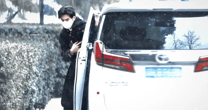 宋威龙现身央视春晚联排，雪地里穿黑色大衣，简直是氛围感的神