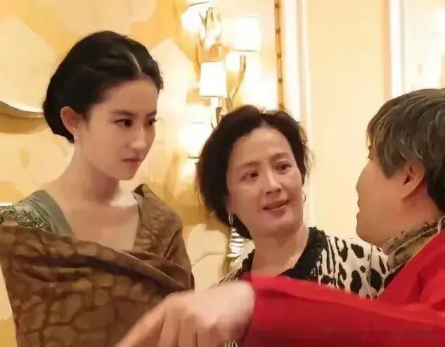 千金大小姐具象化！这不比大背头好看多吗？现在造型师跟她有仇吗