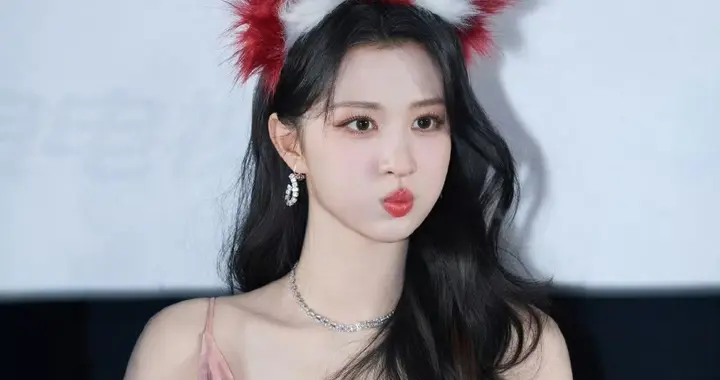 红妆映月影，微语动芳心”，这画面美得像诗。