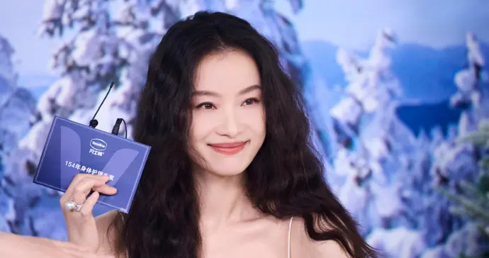 倪妮白裙为裳清冷高贵