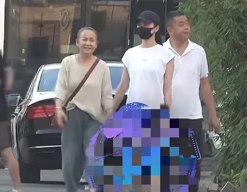 宋佳带妈妈参观工作室，母女俩眉眼神似，走路姿势一模一样好温馨
