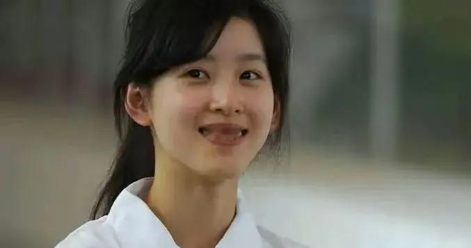 章泽天父母离婚内幕曝光！家里有五六个工人，还有个同父异母妹妹